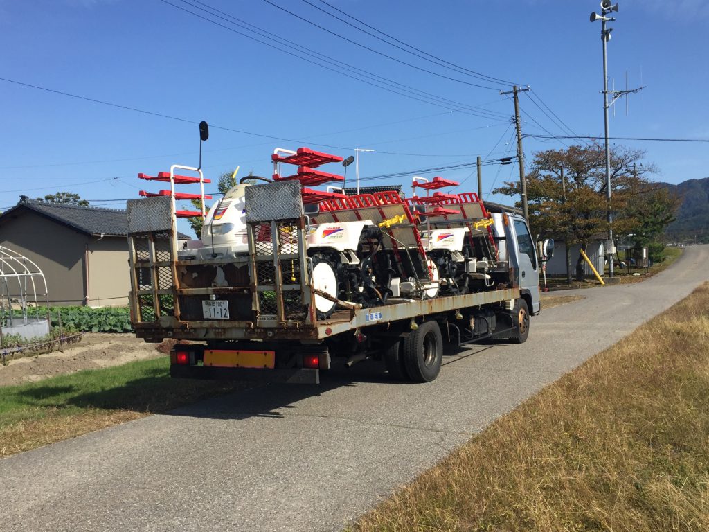 田植え機2台　新発田市まで買取りに行ってきました。秋晴れの天気で気持よかったです。今年で辞められるそうです。思い出話をたくさんして頂きました。残念ですが長い間お疲れさまでした。そしてありがとうございました。の写真