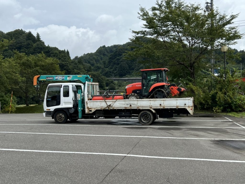 クボタトラクター　山形県T様より買取させて頂きました。当社のホームページを見てのお問い合わせでした。ありがとうございました。当方は近県でしたら引取り・配送致します。送料・配送地域などお気軽にお問い合わせください。の写真